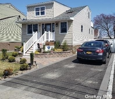 418 Venetian Blvd, North Lindenhurst, NY 11757-6327