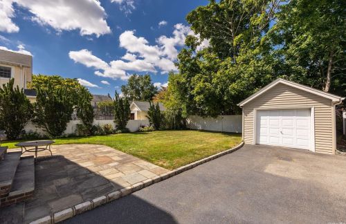 18 Amherst Ct, Rockville Centre, NY 11570-2001