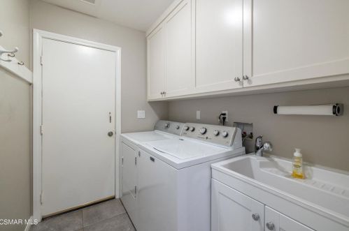 676 Weaver St, Simi Valley CA  93065-4315 exterior