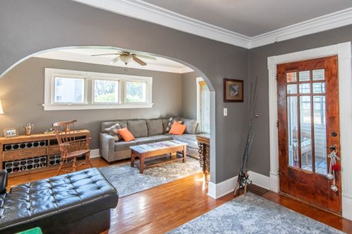 128 Maple Ave, Chenequa, WI 53029-2111