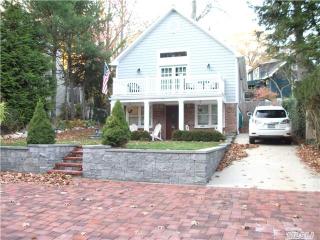 34 Oakdale Rd, Center Port, NY 11721-1531