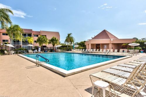 150 Turtle Lake Ct, Naples FL  34105-5561 exterior