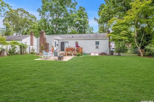 8 Carrington Dr, Elwood NY  11731-3005 exterior