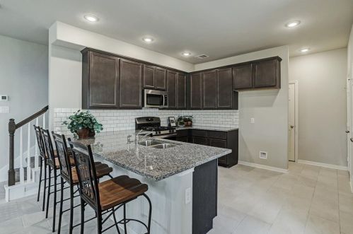 520 6th St, Morgans Point, TX 77571-4910