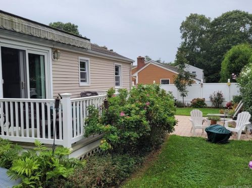 90 Chestnut Hill Rd, Groton CT  06340-6044 exterior