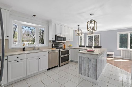4 Olympus Dr, Mahopac, NY 10541-1640