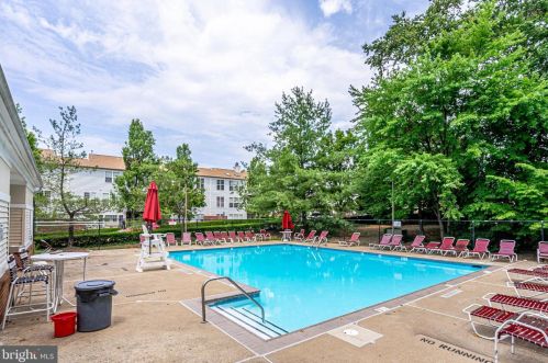8220 Catbird Cir, Lorton VA  22079-4666 exterior