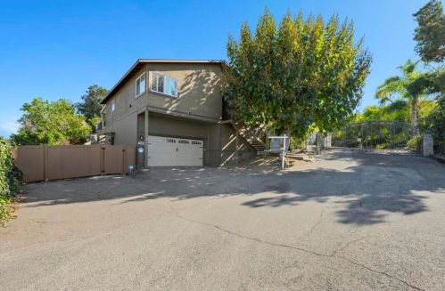 565 Bobier Dr, Vista, CA 92084-3123