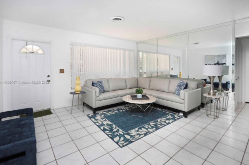 910 13th Ave, Hollywood FL  33019-3131 exterior