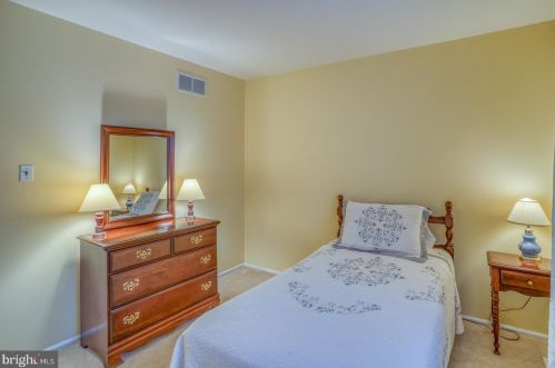 42 Saratoga Dr, New Castle DE  19720-4232 exterior