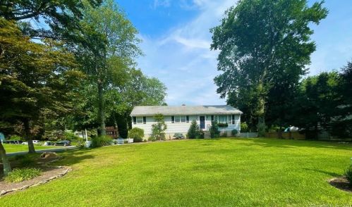 5 Barry Pl, Bridgeport, CT 06611-3703
