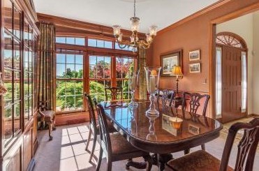 1004 Country Club Rd, Jeannette, PA 15644-4761