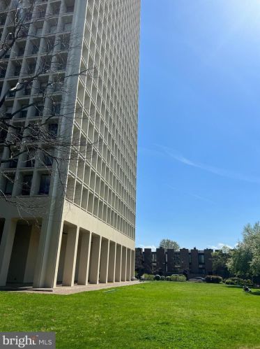 210 Locust St, Philadelphia PA  19106-3945 exterior