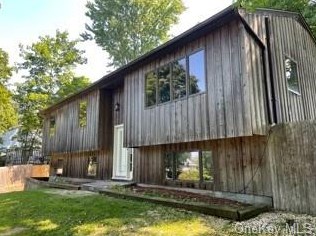 4 Parkway Dr, Yorktown Hgts, NY 10598-6407