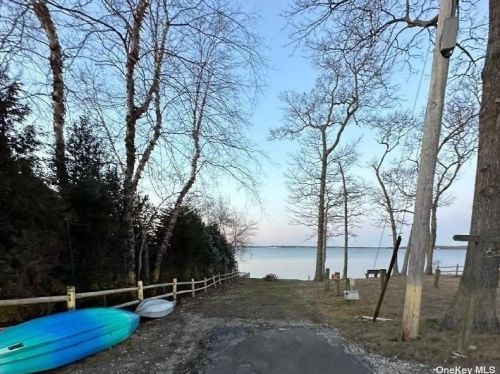 1520 Paradise Shores Rd, Southold NY  11971-4043 exterior