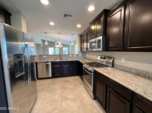 7957 Sequoia Dr, Gilbert, AZ 85298-7487