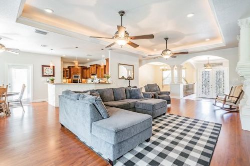 216 Spg Blvd, Tarpon Springs FL 34689-3554 exterior