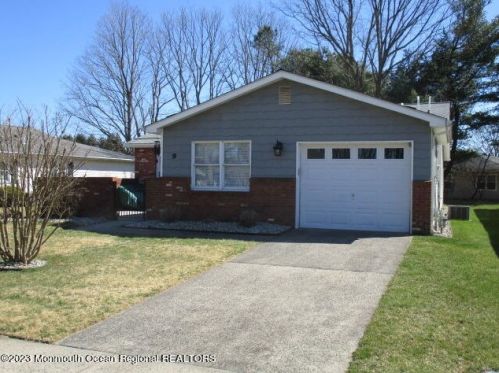 9 Thames Pl, Bricktown, NJ 08723-7826