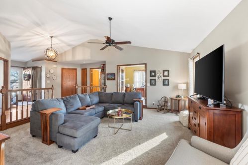28868 Stone Ridge Ct, Waterford, WI 53185-5609