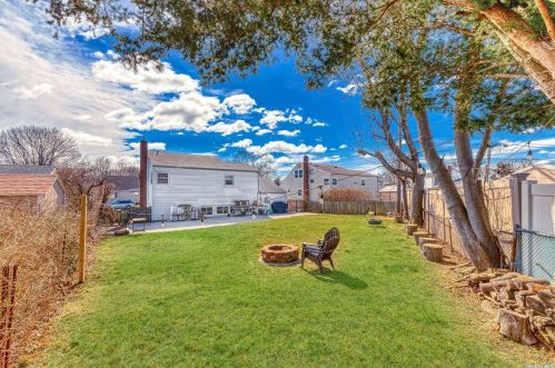 23 Corona Dr, Bethpage NY  11714-4547 exterior