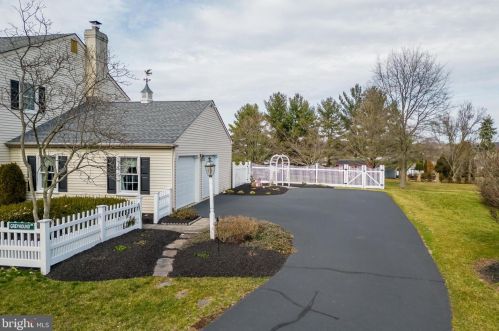 1209 Knollbrook Dr, Lansdale PA 19446-5117 exterior