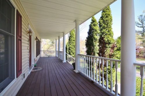 1774 Pleasantville Rd, Briarcliff, NY 10510-1116