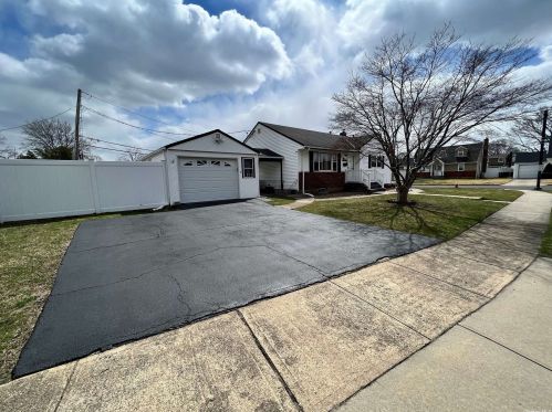 2 Essex Rd, Bethpage, NY 11714-1111