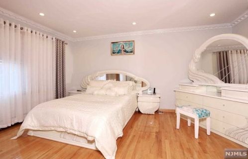 19 Elmhurst St, Elmwood Park NJ  07407-1320 exterior