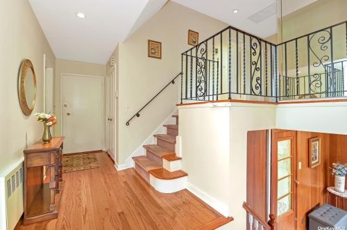 832 Pepperidge Rd, Westbury, NY 11590-1423