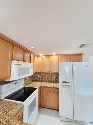 17 Suffolk Ave, Hialeah FL  33010-5035 exterior