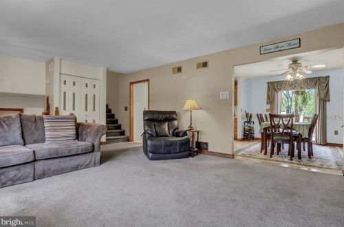 5805 Hillsborough Ct, Harrisburg PA  17111-4736 exterior