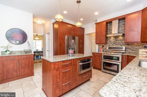 732 Castlewood Dr, Dresher PA 19025-2015 exterior