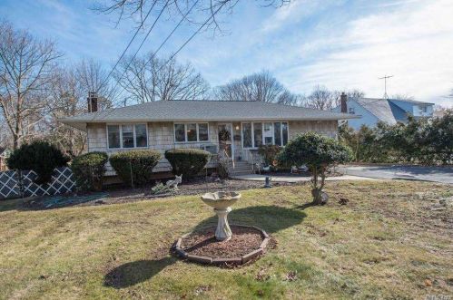 1024 Howells Rd, Bayshore, NY 11706-2731