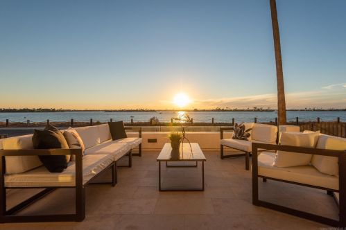 3535 Riviera Dr, San Diego CA 92109-6641 exterior