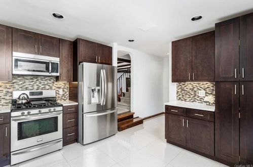 15 Kingsbury Rd, New Rochelle NY  10804-4718 exterior
