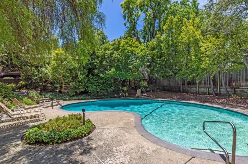 2000 Rock St, Mountain View CA  94043-2551 exterior