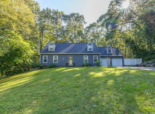36 Robinhood Dr, Gales Ferry, CT 06335-1320