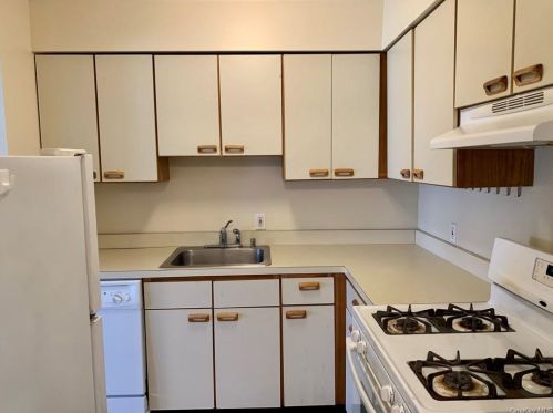 1 Ruth Ct, Middletown NY  10940-5328 exterior