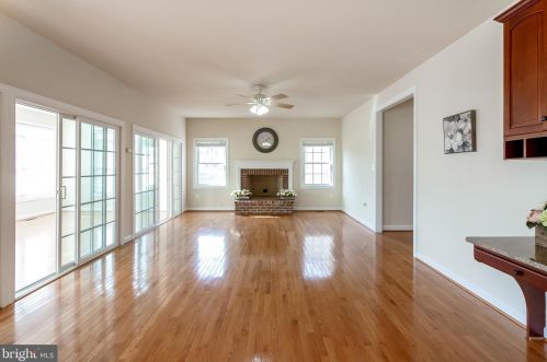 7337 Hooes Rd, Springfield VA 22152-3704 exterior