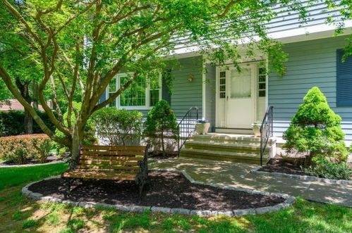 16 Danube Dr, Bridgeport, CT 06611-1414