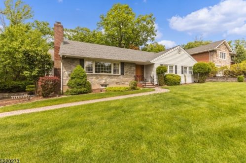 24 Notch Park Rd, West Paterson, NJ 07424-2437