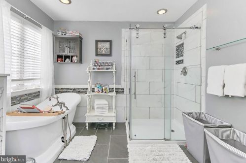 6012 Abernethy Ln, Gainesville VA 20155-4505 exterior