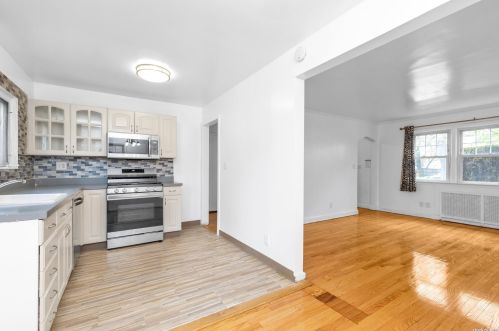 2 Oak Dr, New Hyde Park NY  11040-3315 exterior