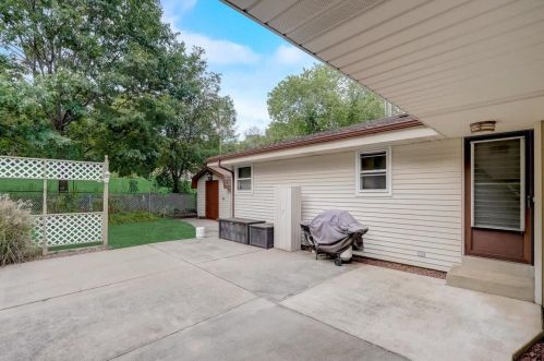 22194 Valley Rd, Waukesha WI  53186-5350 exterior