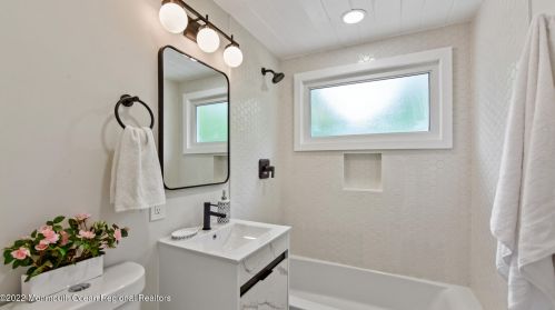 95 Roosevelt Cir, Tinton Falls NJ  07701-5824 exterior