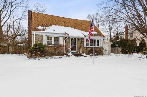 349 Sylvan Ln, Westbury, NY 11590-1931