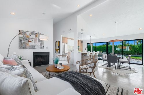 1055 Louise Dr, Palm Springs CA  92262-3241 exterior
