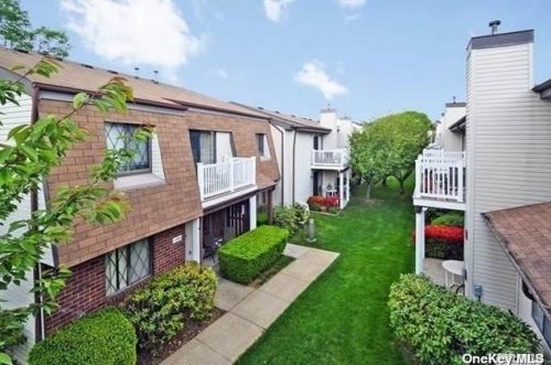 199 Cambridge Dr, Copiague, NY 11726-3248