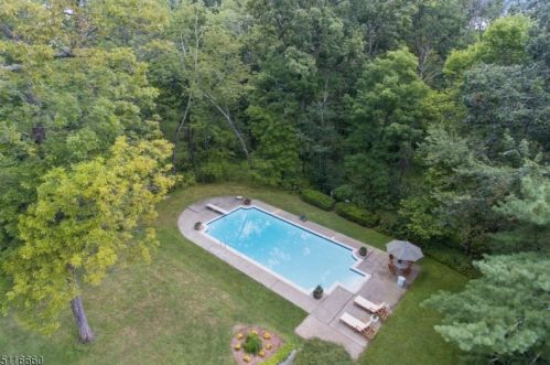 400 Larger Cross Rd, Bedminster NJ  07921-2724 exterior