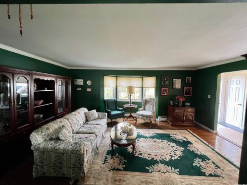 227 Secatogue Ln, West Islip, NY 11795-4700